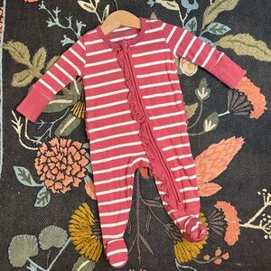 Quince 100% Organic Cotton Ruffle Footie - Bright Pink Stripe